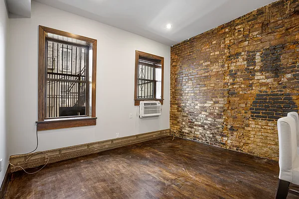 Rented by Safdie Realty Group | media 10