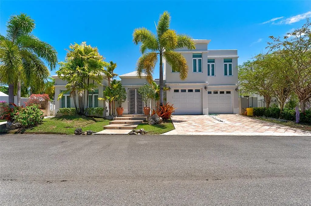 4 bed, 3.5 bath, 3900 sqft, $7,500 — Photo 1