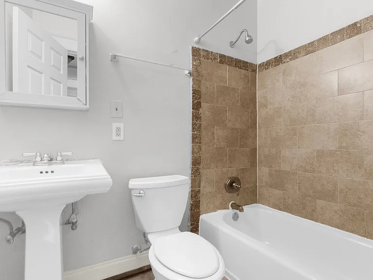 Elmhardt Apartments — Photo 13