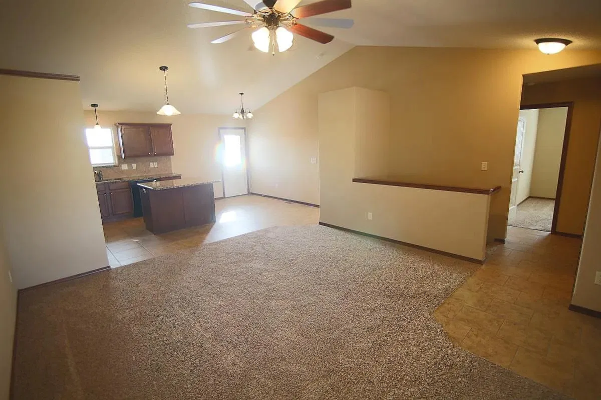 4 bed, 2068 sqft, $1,895 — Photo 2