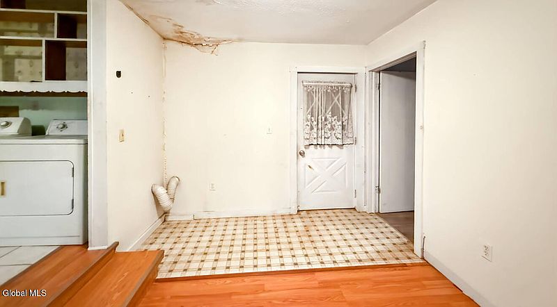 4th image of 12 Tom Sawyer Drive