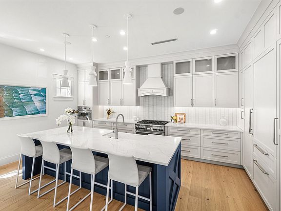 4th image of 136 SE 1 Avenue