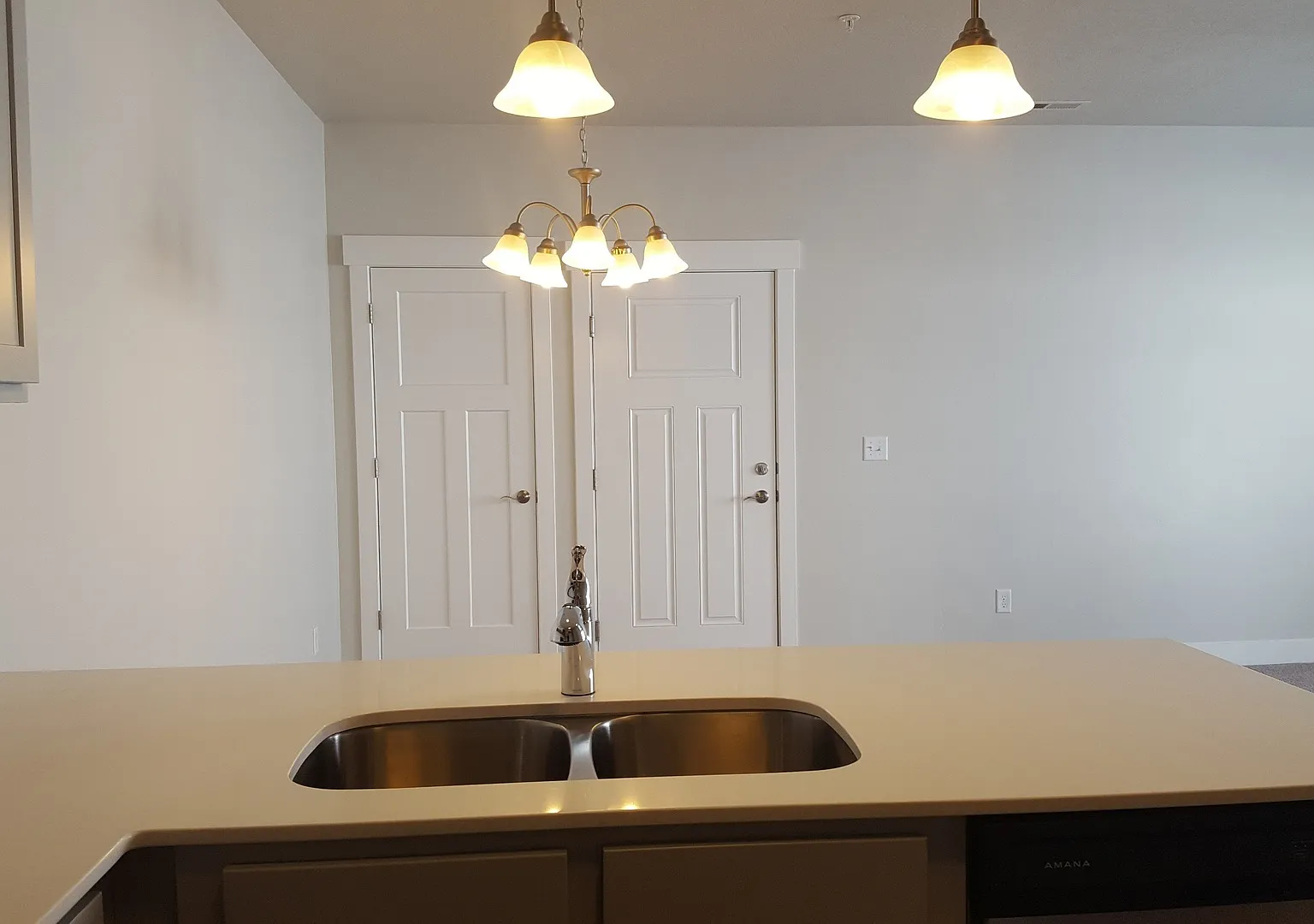 Beautiful 3 Bd, 2 Ba Condo with Garage Parking — Photo 4