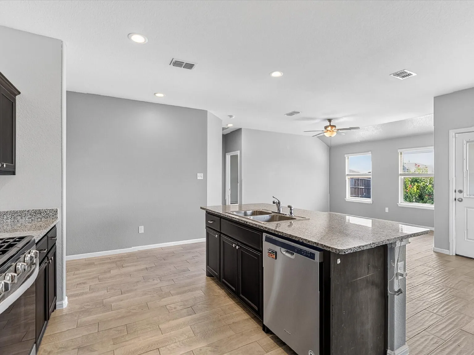 4 bed, 2.0 bath, 1578 sqft, $2,400 — Photo 4
