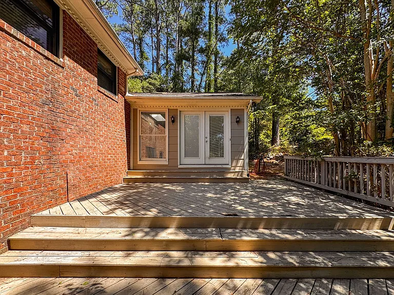 2305 Mirror Lake Dr — Photo 31