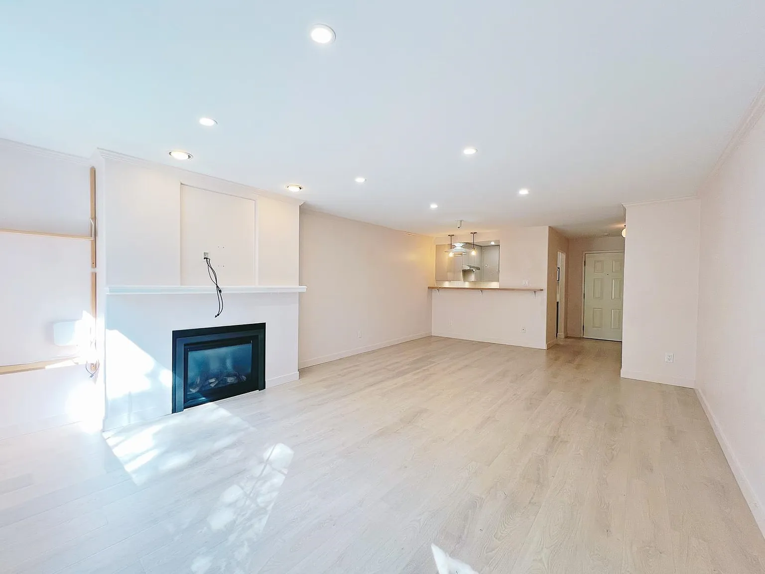 3 bed, 1271 sqft, $3,200 — Photo 2