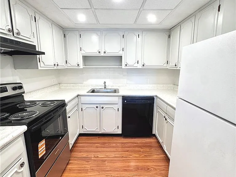 2043 W Allen St #A — Photo 8