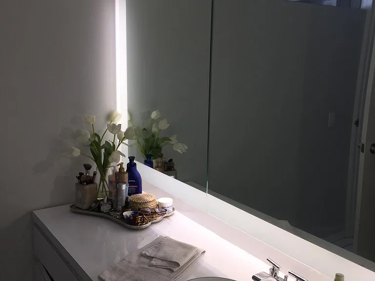 2nd Bedroom attached bath w/ full tub/shower and large vanity