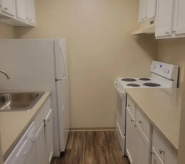 HARTFORD COURT APTS — Photo 6