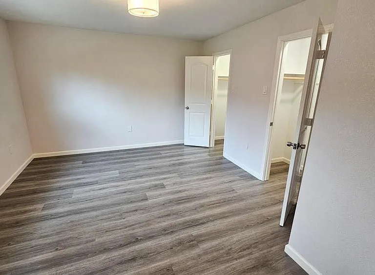 9327 Leader St — Photo 13