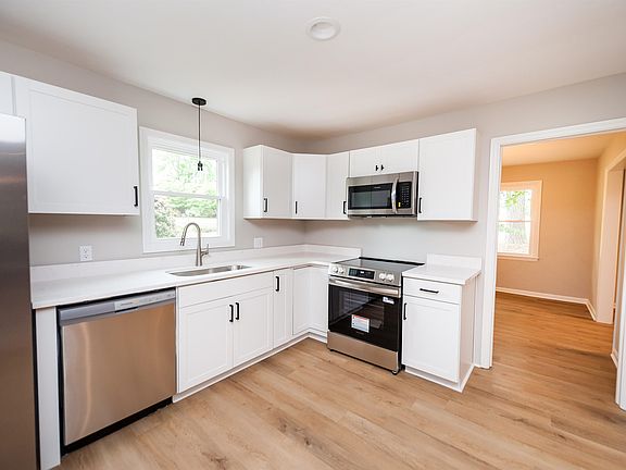3rd image of 2031 Evergreen Dr