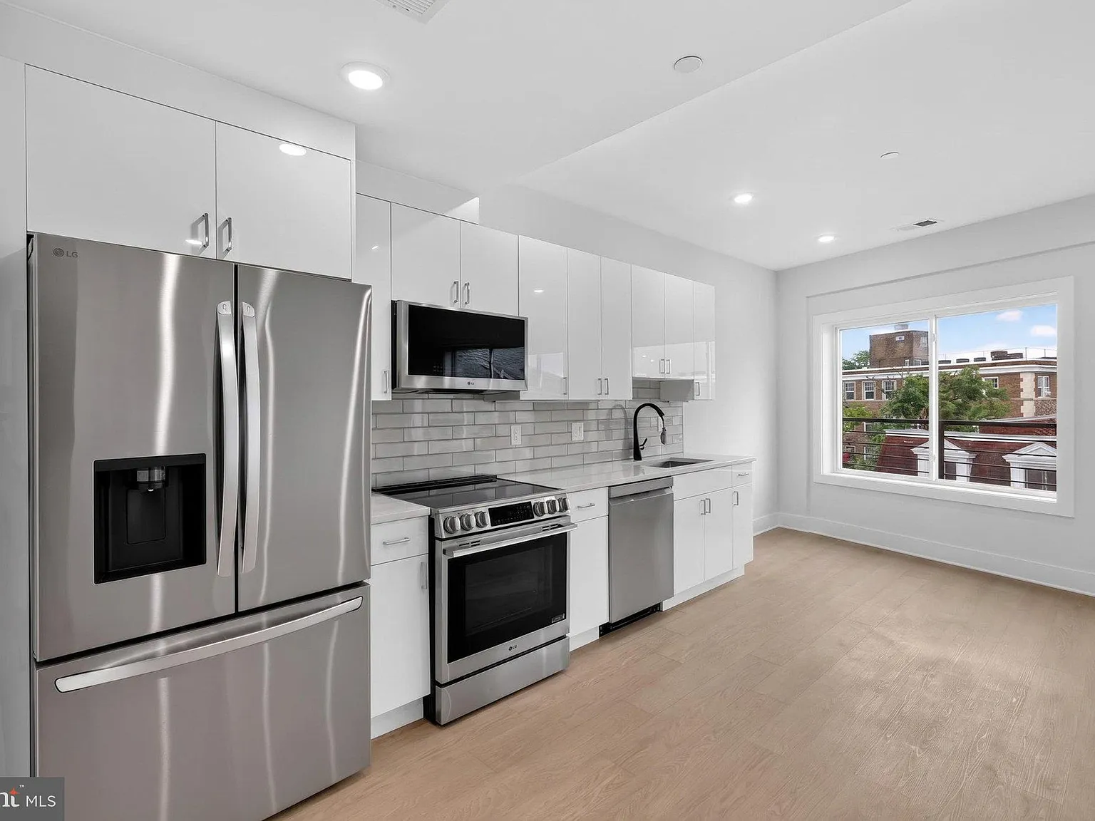 2 bed, 2.5 bath, 1100 sqft, $4,250 — Photo 4