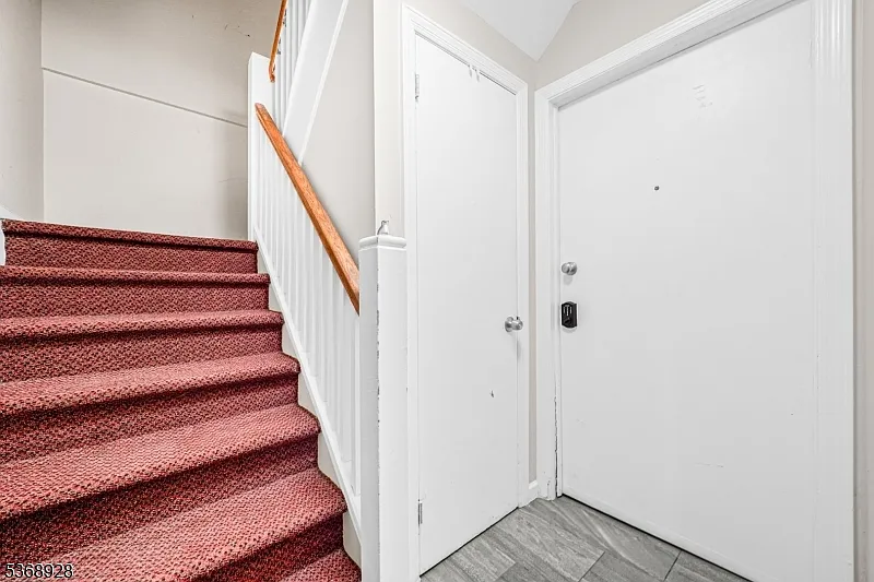 Building Photo - 640 Franklin Ave #1M