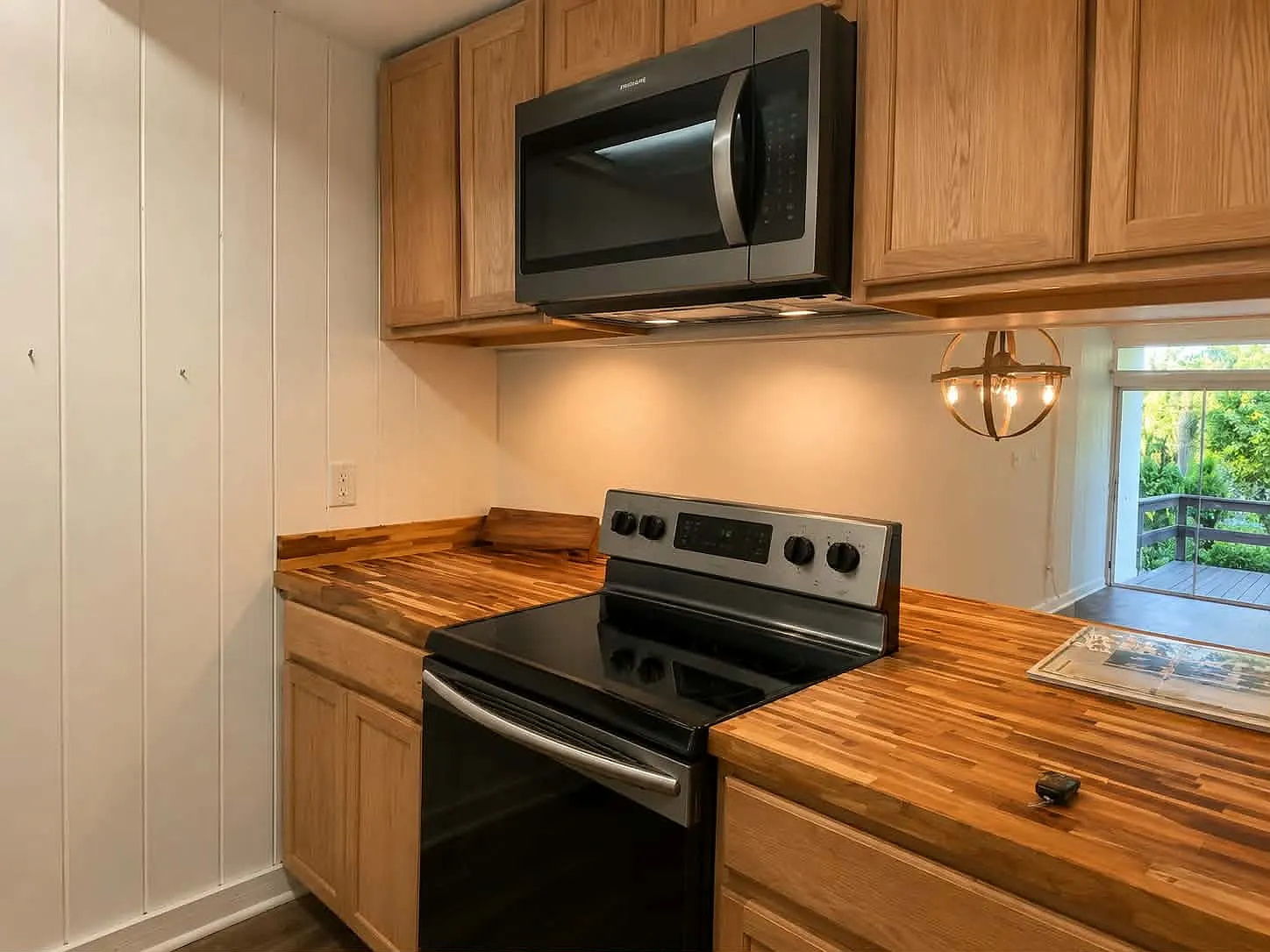 2 bed, 1.5 bath, 2218 sqft, $1,950 — Photo 2
