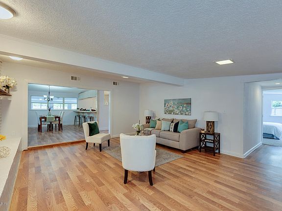 3rd image of 7074 Fontainebleau Cres