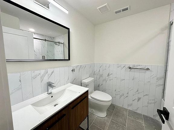 4th image of 2500 E Tioga St #B8