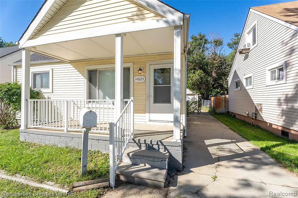 3 bed, 1.0 bath, 910 sqft, $1,400 — Photo 3
