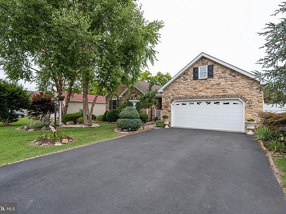 3rd image of 58 Radcliffe Dr