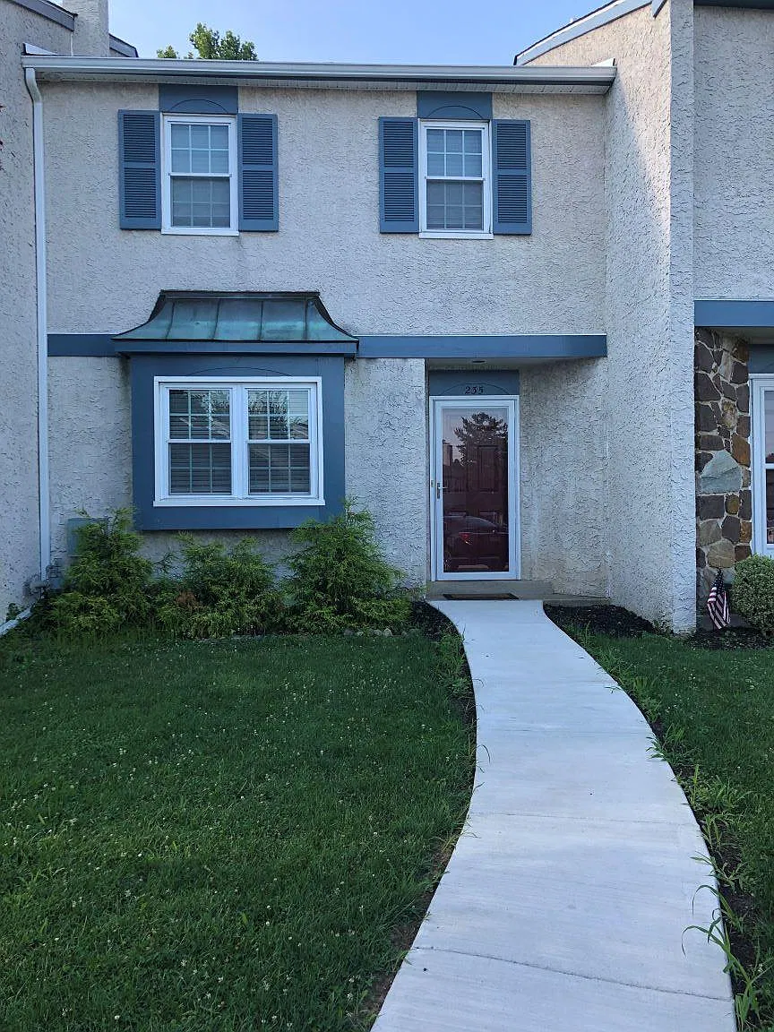3 bed, 2.5 bath, 1920 sqft, $3,185 — Photo 1