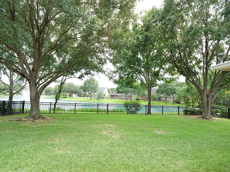 22719 Sierra Lake Ct — Photo 38