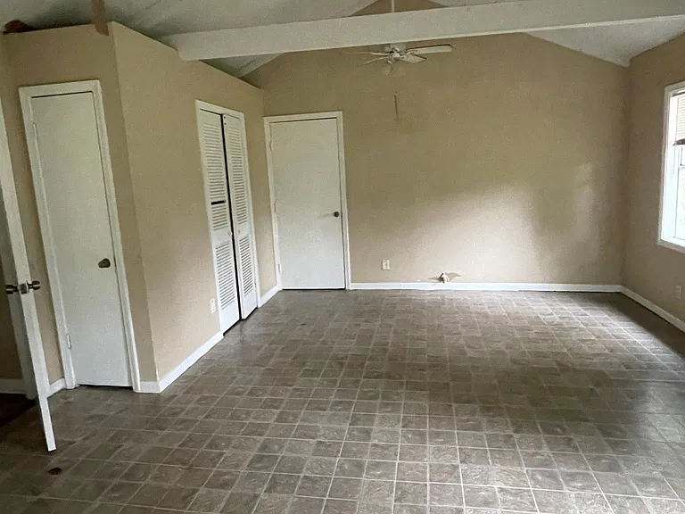257 Roxton Ln — Photo 12