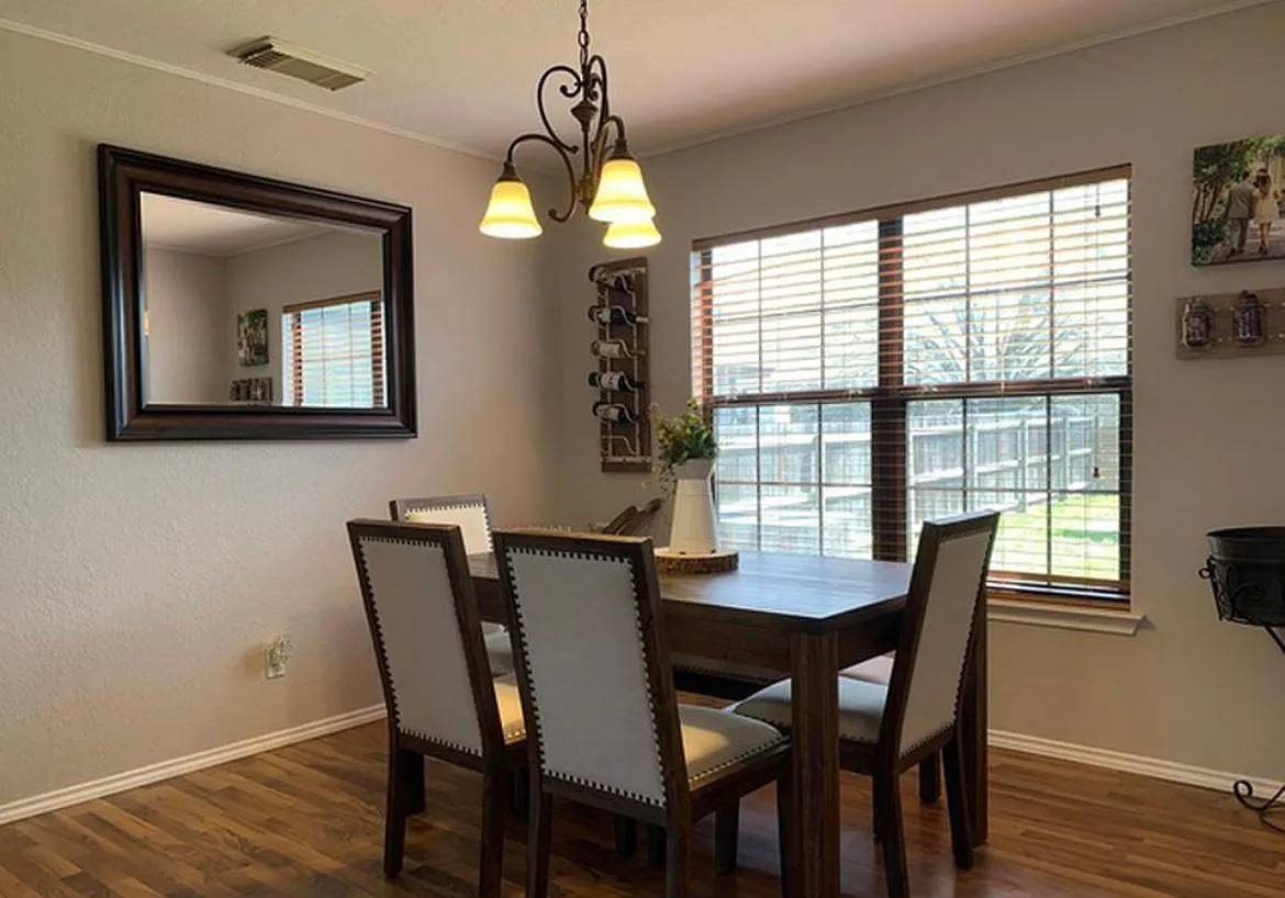 4 bed, 2.5 bath, 2421 sqft, $2,150 — Photo 3