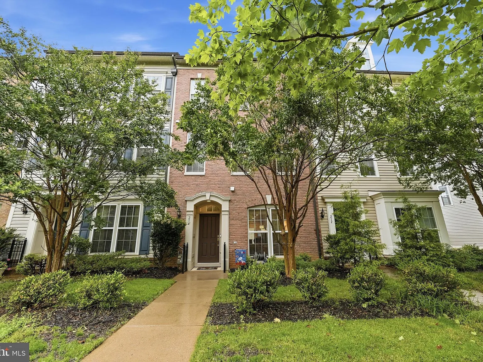 3 bed, 2.5 bath, 2272 sqft, $3,200 — Photo 2
