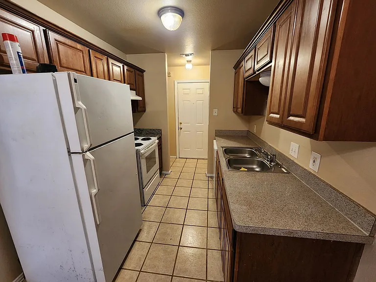 939 Baker St — Photo 7