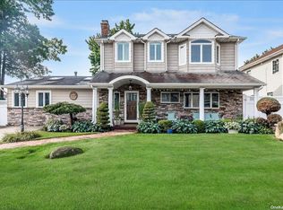 100 Candy Ln, Syosset, NY 11791