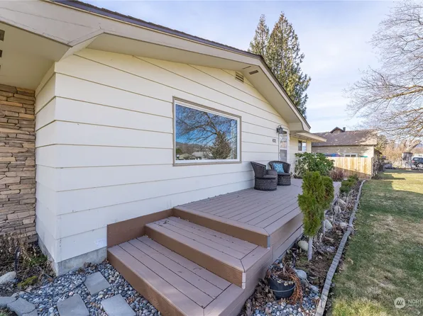 432 E Okanogan Avenue, Chelan, WA 98816