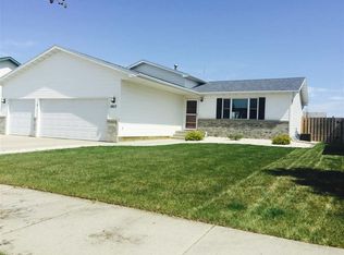 1927 25th St SW, Minot, ND 58701