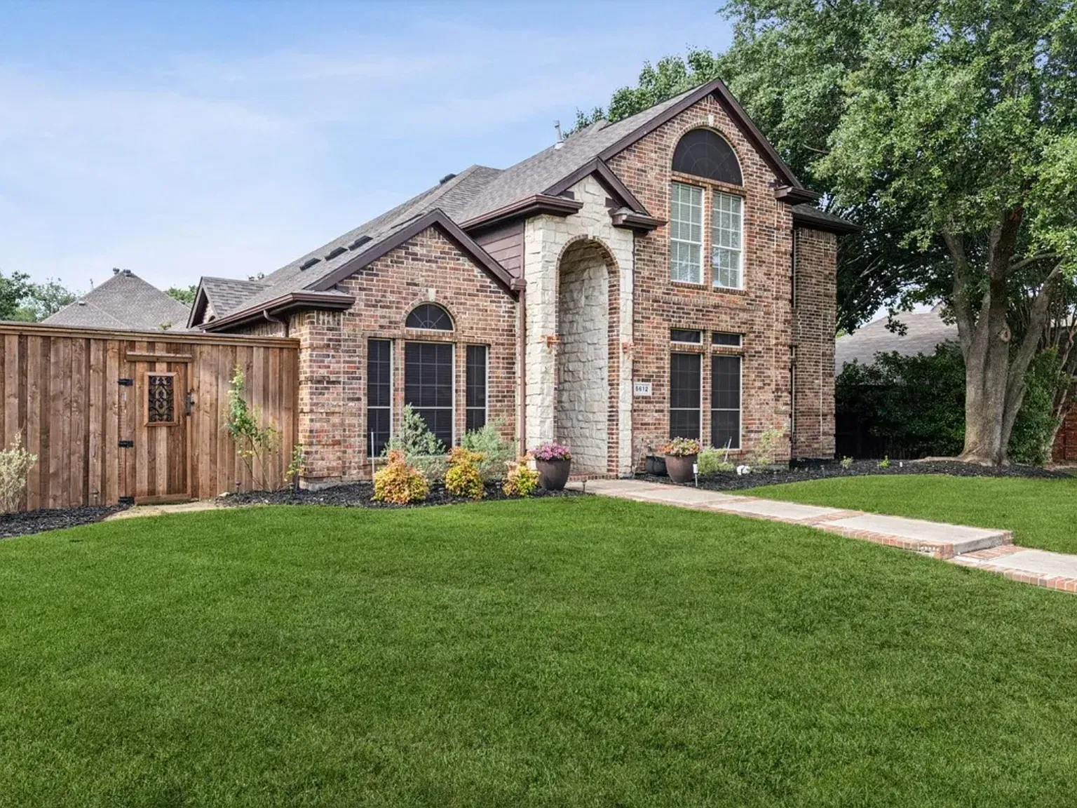 5 bed, 2.5 bath, 2697 sqft, $7,495 — Photo 2