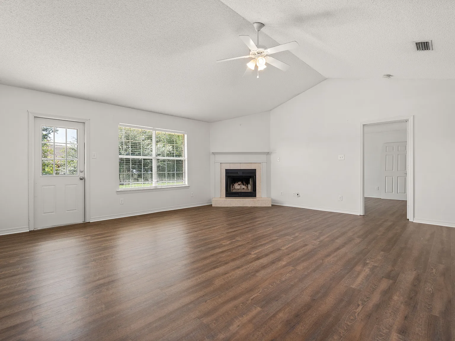 4 bed, 2.0 bath, 1930 sqft, $2,200 — Photo 2