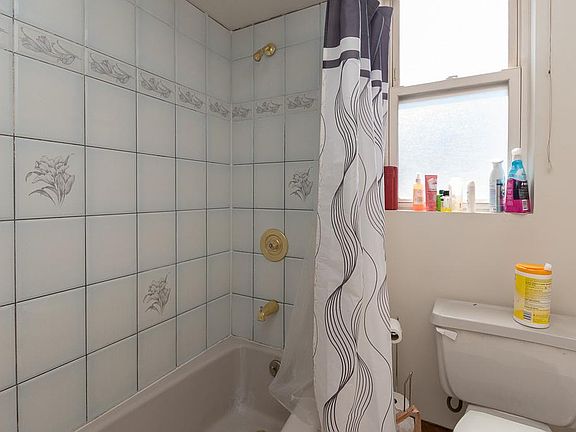 2nd image of 2352 N Damen Ave #2NDREAR