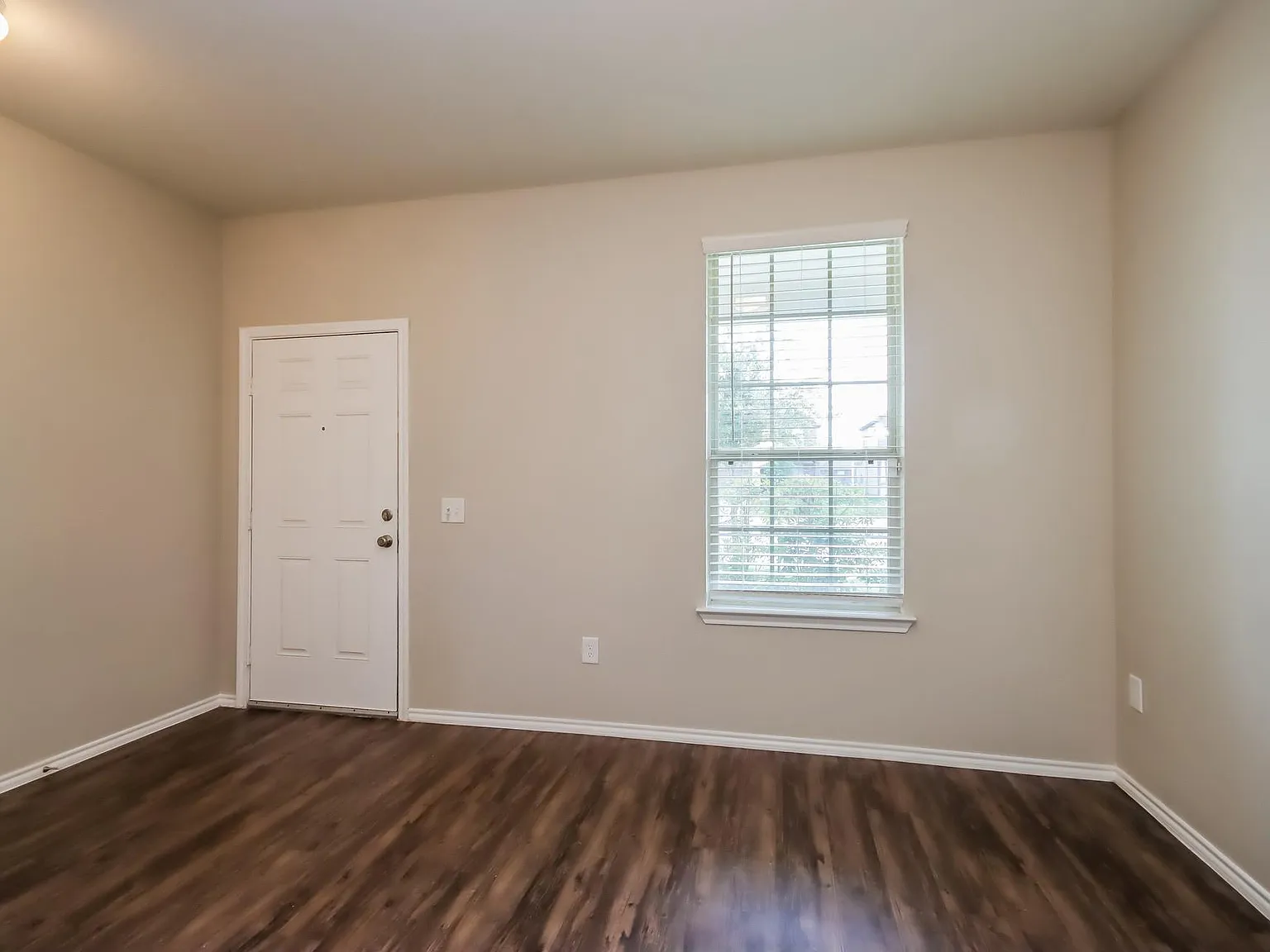 4 bed, 2.5 bath, 2572 sqft, $1,985 — Photo 3