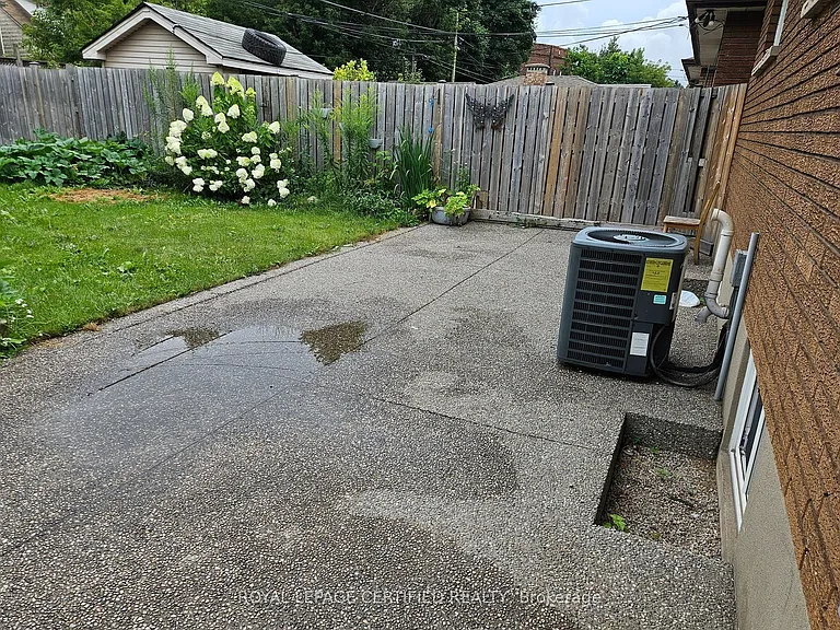 290 Balmoral Ave N — Photo 24