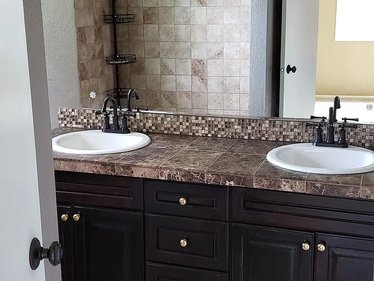 Shared main/master bath (upper level)