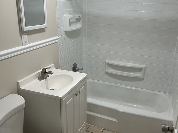 5th image of 148 Charlton St #D