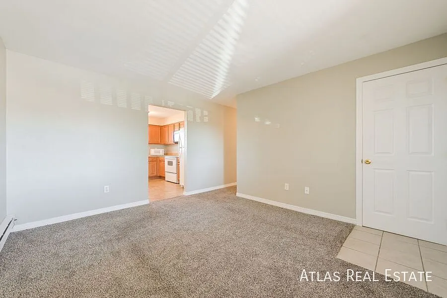 Save $1495! Clean and spacious 3 bed, 1 bath.960 Bishop Court Unit A Prime Location Living. Laund... — Photo 2