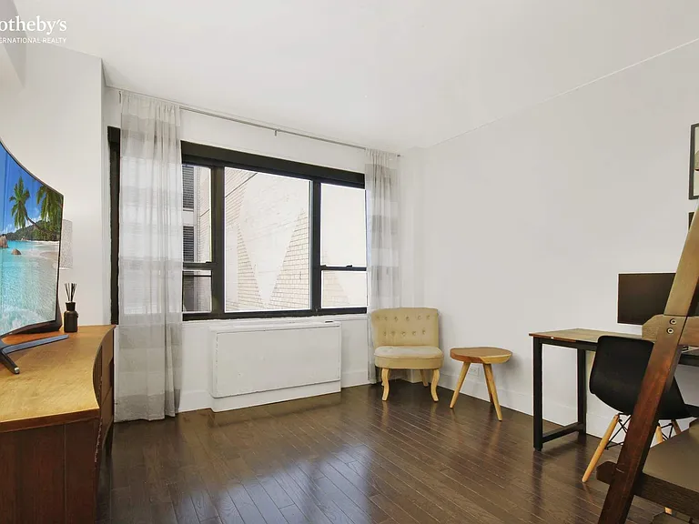 210 E 47th St #3C — Photo 5