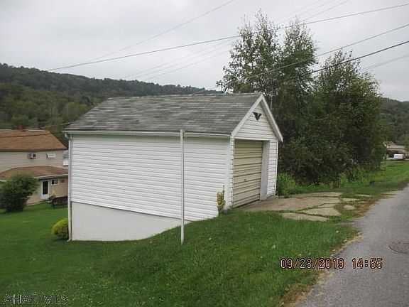 3rd image of 412 Juniper St