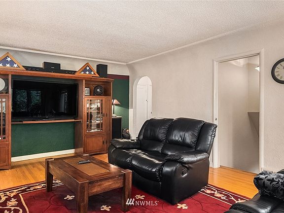 3rd image of 3101 Glendale Dr W