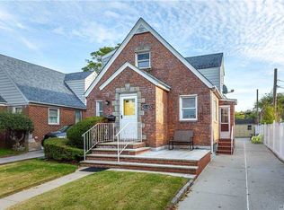 25312 82nd Ave, Glen Oaks, NY