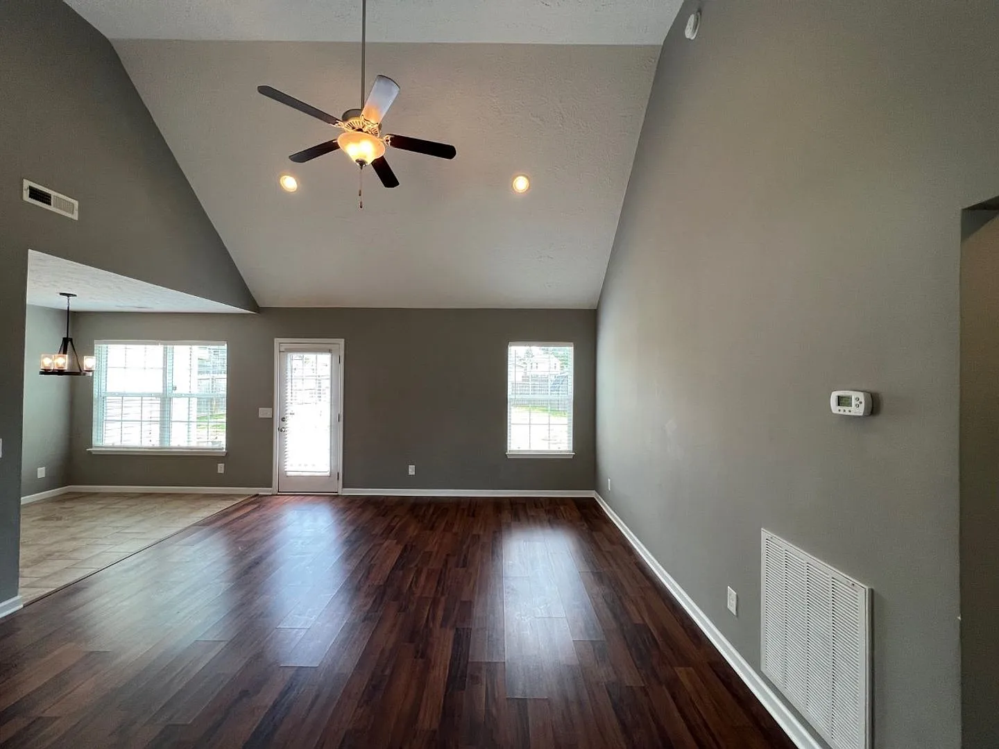 Cute 3 BR 2 Bath Home in North Murfreesboro - HUGE Fenced in Backyard — Photo 3