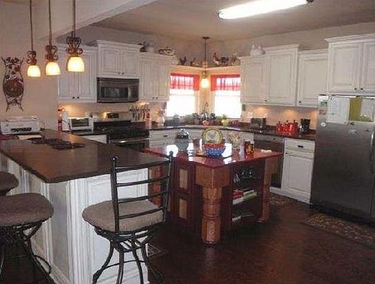 Custom kitchen w/bar and gas stove