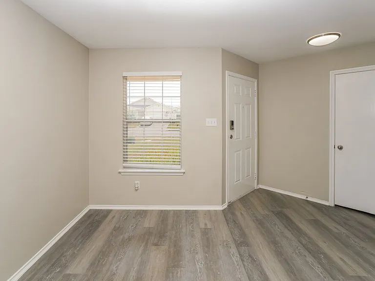 411 Saul St — Photo 4