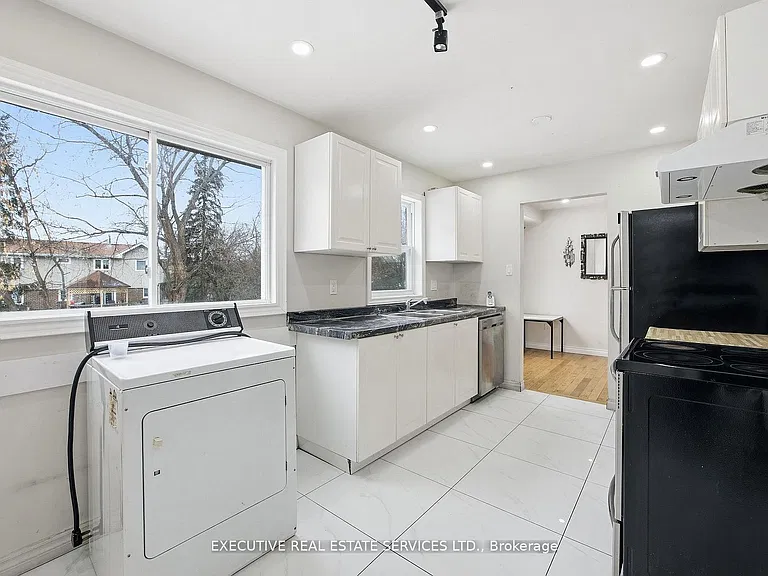 69 Lorraine Cres — Photo 10