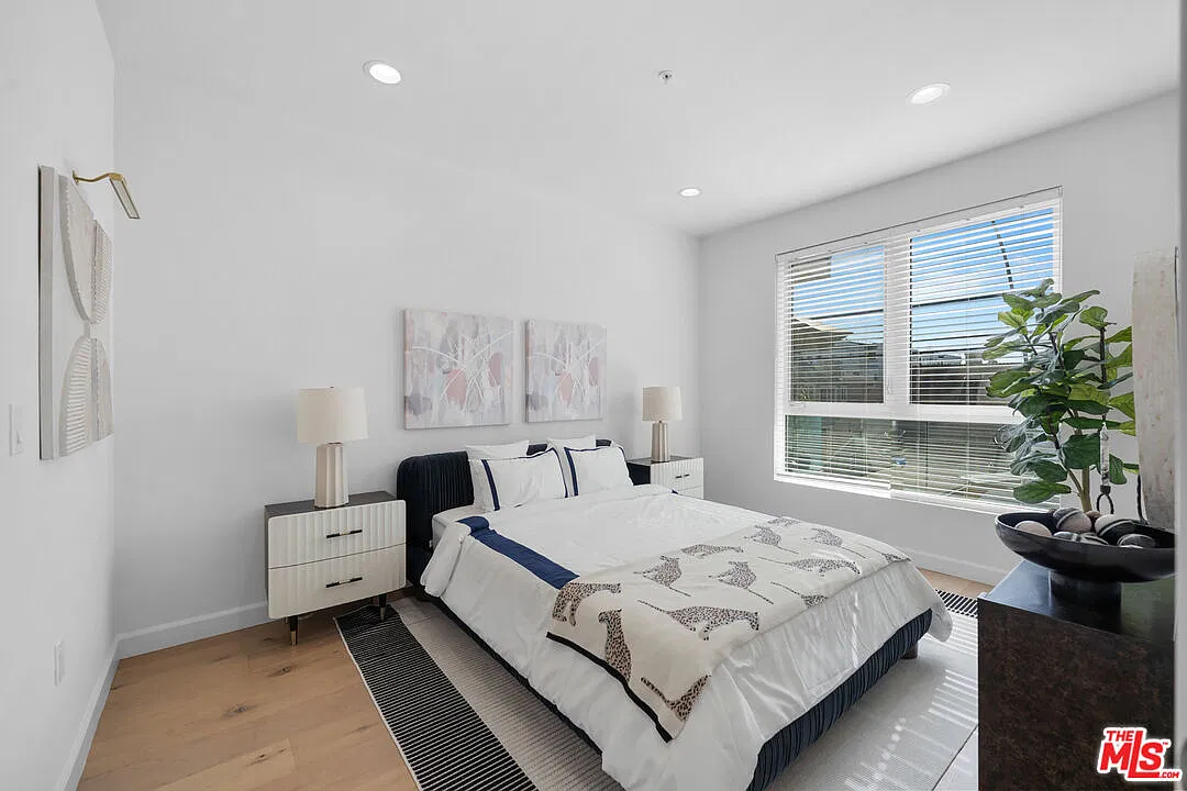 105 S Mariposa Ave — Photo 1