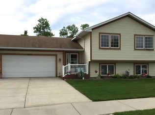 2011 Moore Dr, Saint Peter, MN 56082