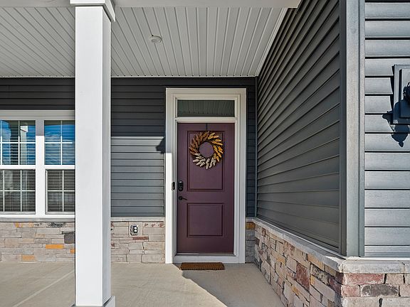 2nd image of 3817 Clarendon Crescent Pl